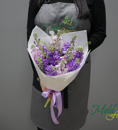 Bouquet of purple and lilac stock flowers photo 394x433